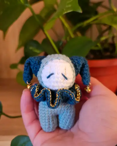 Muñeco amigurumi bufón medieval - miniatura 1