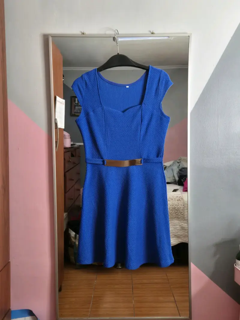 Vestido azul con diseño texturizado