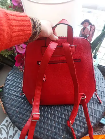 Mochila roja de cuero sintético - miniatura 1