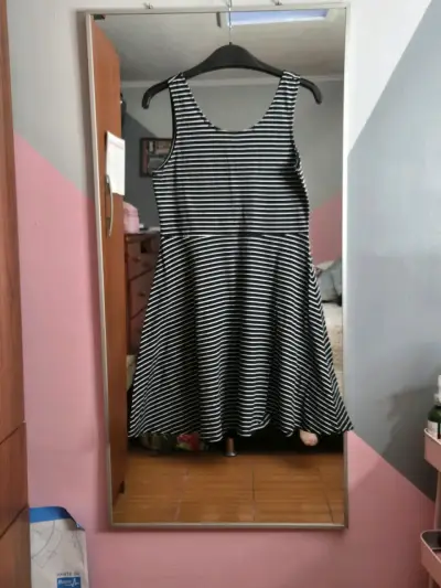 Vestido a rayas blanco y negro casual - miniatura 2