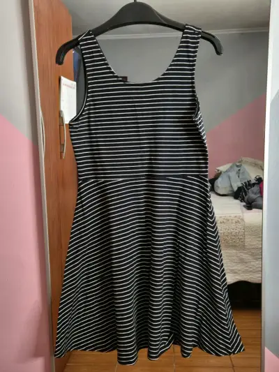 Vestido a rayas blanco y negro casual - miniatura 3