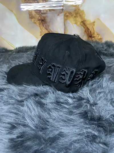 Gorra negra con diseño bordado - miniatura 1