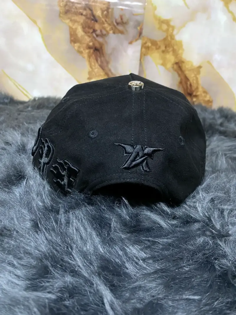 Gorra negra con diseño bordado - 2