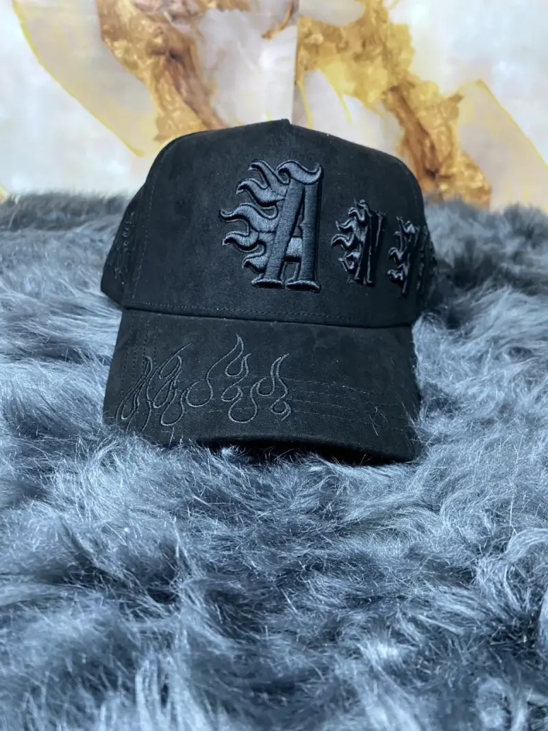 Gorra negra con diseño bordado - 4