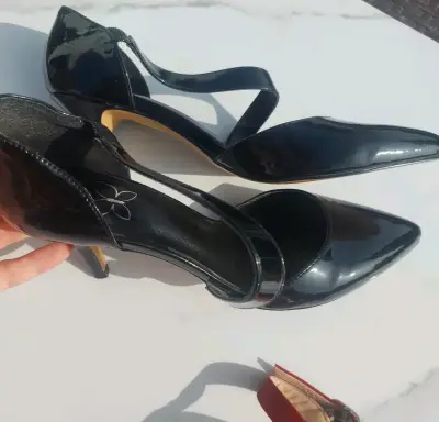Zapatos de tacón negro charol elegantes - miniatura 1