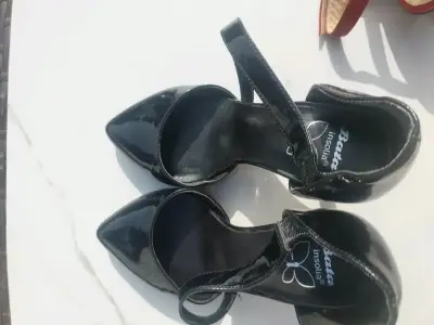 Zapatos de tacón negro charol elegantes - miniatura 2