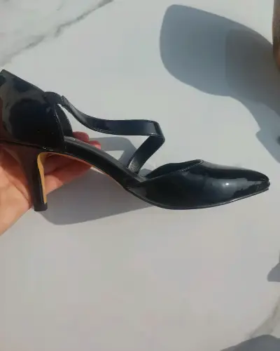 Zapatos de tacón negro charol elegantes - miniatura 3