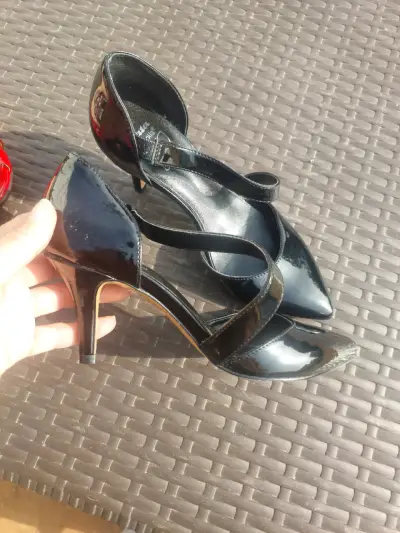 Zapatos de tacón negro charol elegantes - miniatura 4