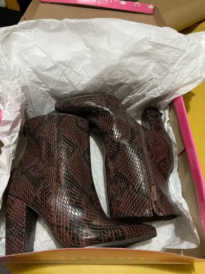 Botines de eco cuero marró, talla 35 con  cierre - miniatura 2