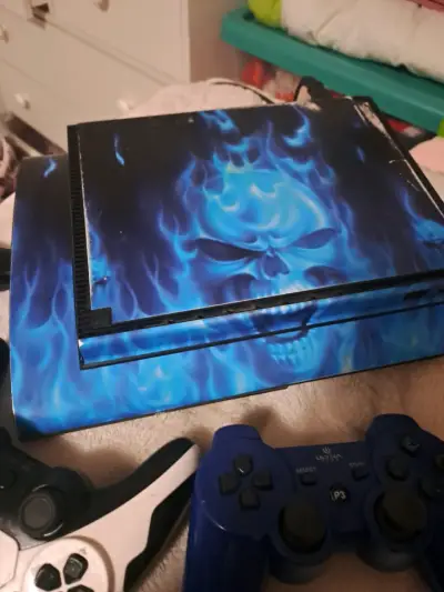 Consola de videojuegos con diseño de calavera azul - miniatura 1