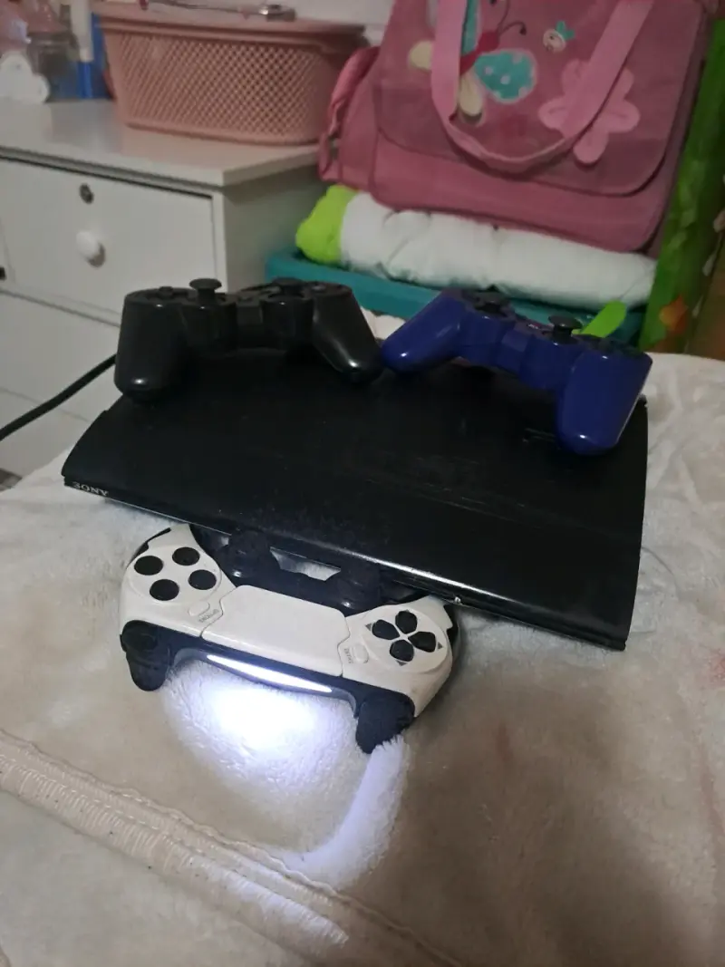 Consola de videojuegos con diseño de calavera azul - 2
