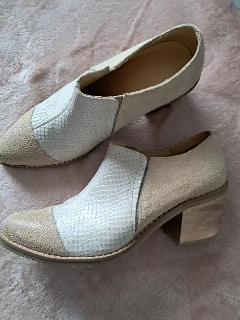 Zapatos de cuero beige con tacón - 1