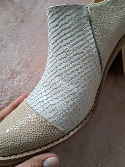 Zapatos de cuero beige con tacón - miniatura 2