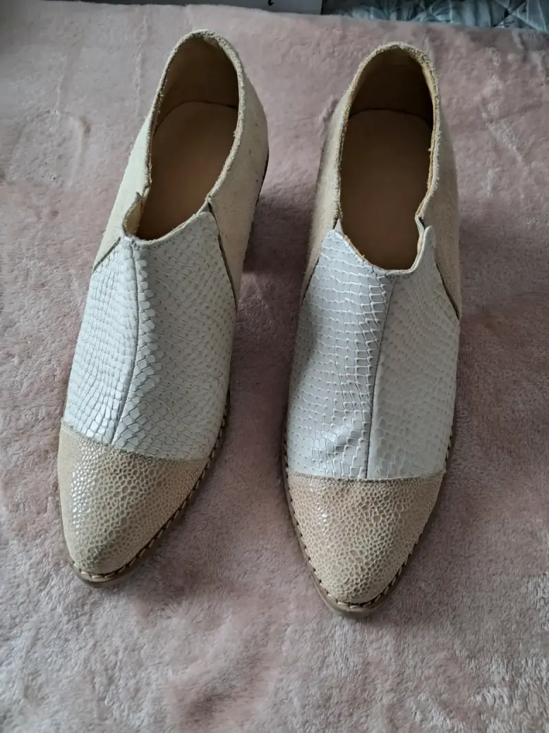 Zapatos de cuero beige con tacón - 3