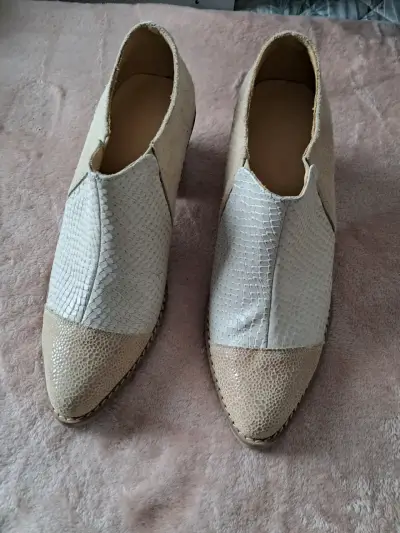 Zapatos de cuero beige con tacón - miniatura 3