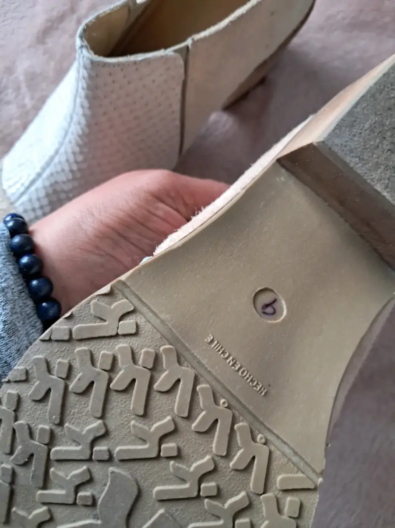 Zapatos de cuero beige con tacón - 4
