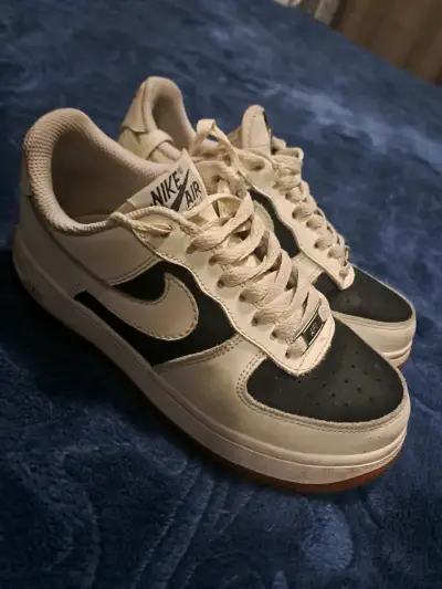 Zapatillas Nike Air blancas y negras - miniatura 1