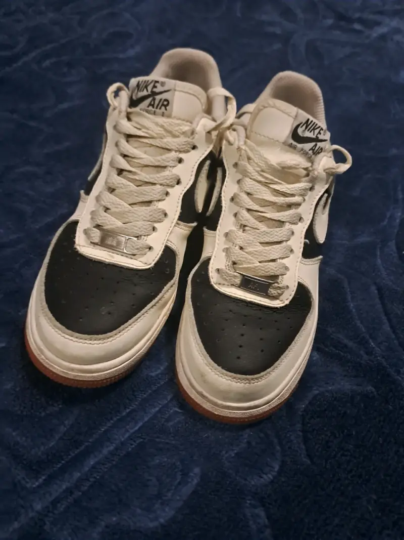 Zapatillas Nike Air blancas y negras - 2