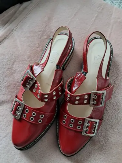 Sandalias rojas de charol con hebillas - miniatura 1