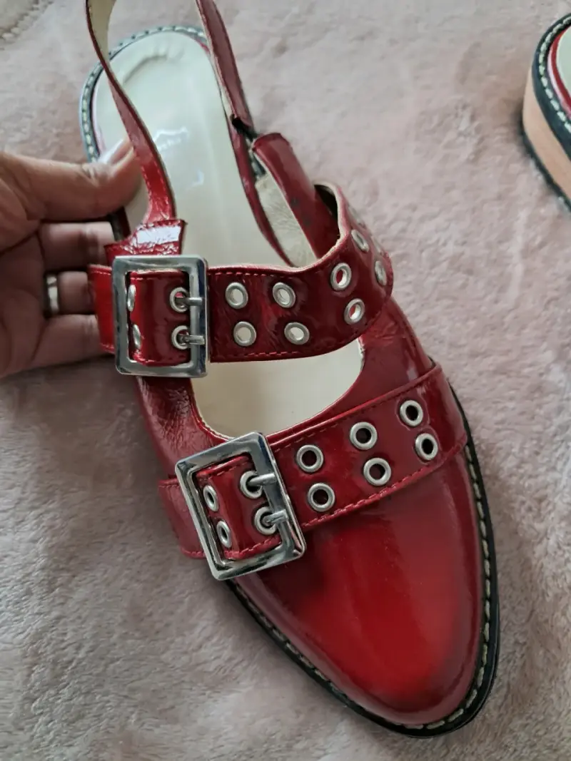 Sandalias rojas de charol con hebillas - 2