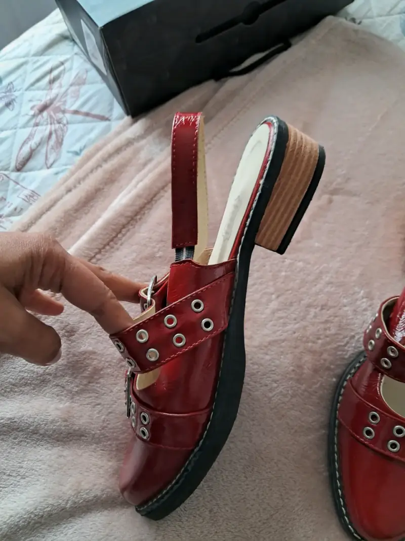 Sandalias rojas de charol con hebillas - 3