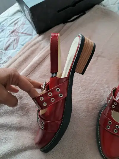 Sandalias rojas de charol con hebillas - miniatura 3