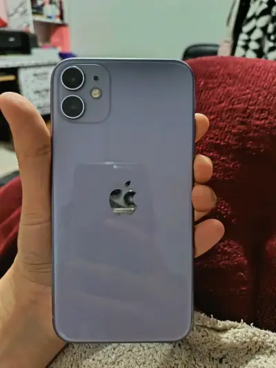 Smartphone moderno con pantalla táctil - miniatura 2
