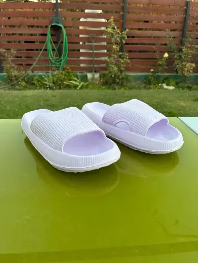 Sandalias ergonómicas color lila de goma - miniatura 2