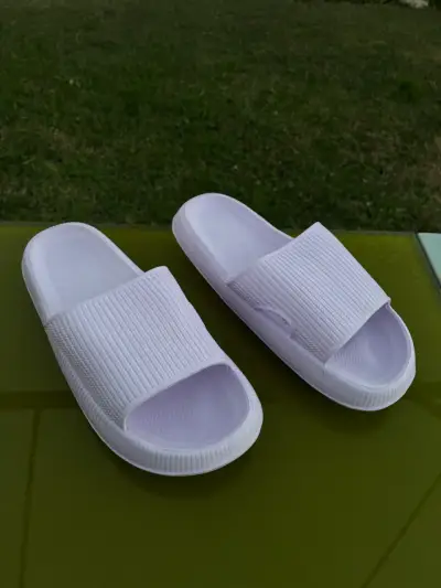 Sandalias ergonómicas color lila de goma - miniatura 3