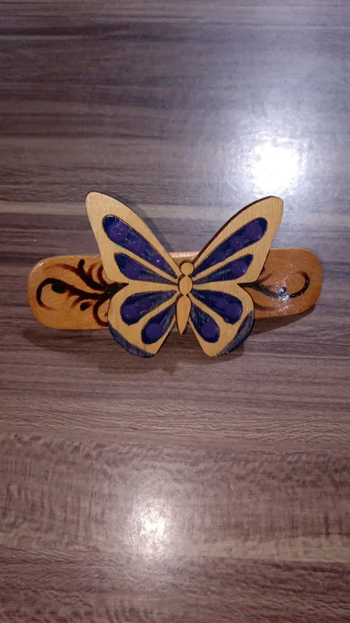 Pinza de madera con mariposa decorativa - 1