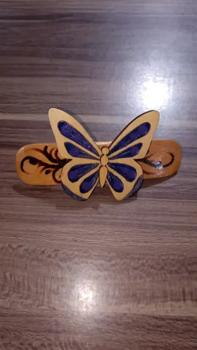 Pinza de madera con mariposa decorativa - miniatura 1