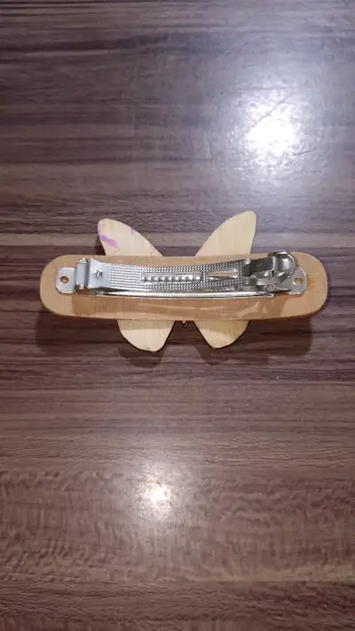 Pinza de madera con mariposa decorativa - miniatura 2