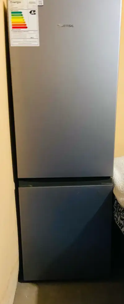 Refrigerador de dos puertas con amplio espacio - miniatura 4