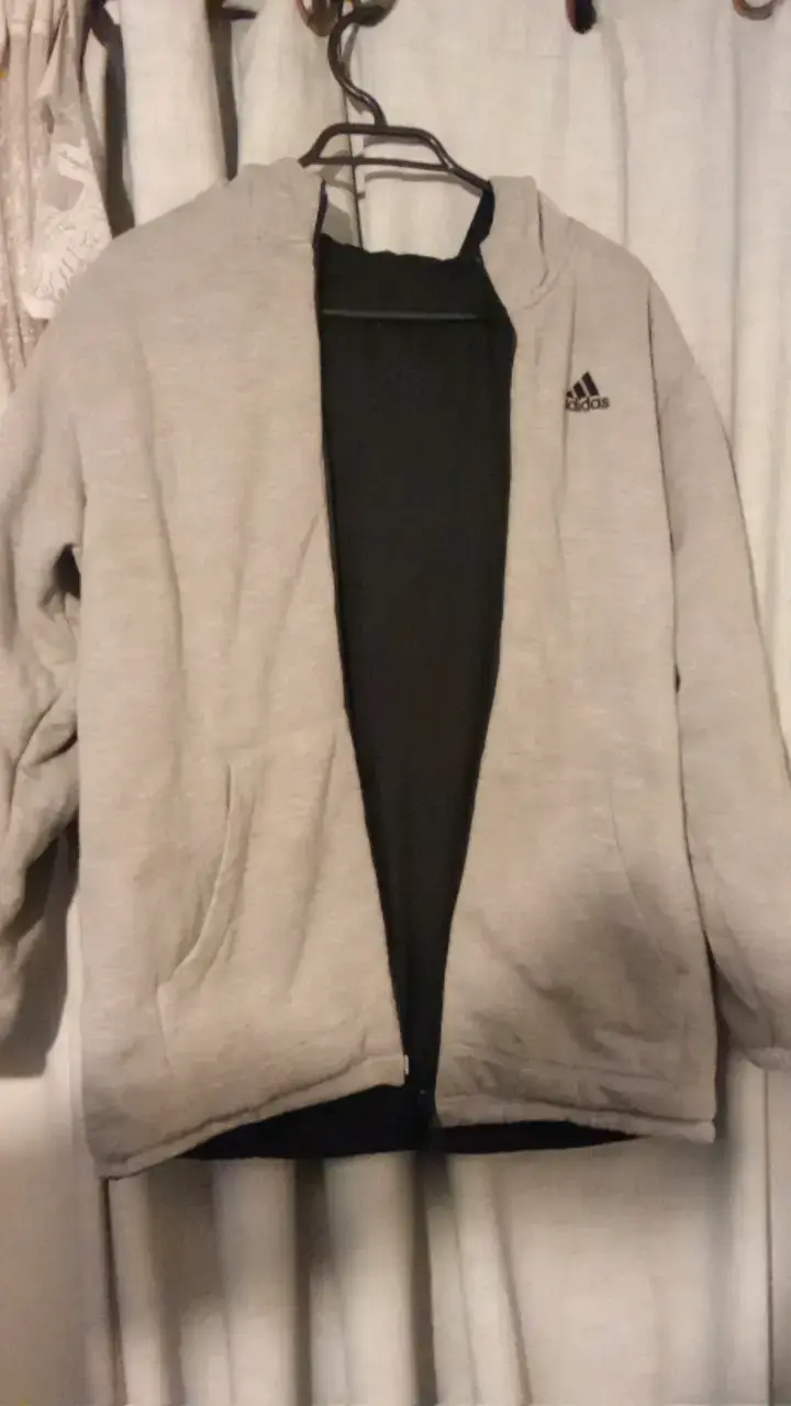 Polerón Adidas gris con capucha reversible parca