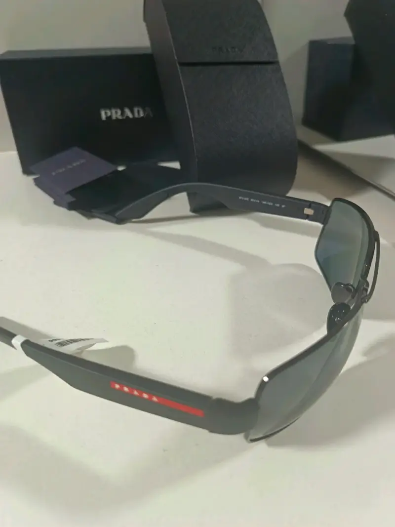 Gafas de sol Prada negras modernas, línea rosa - 1