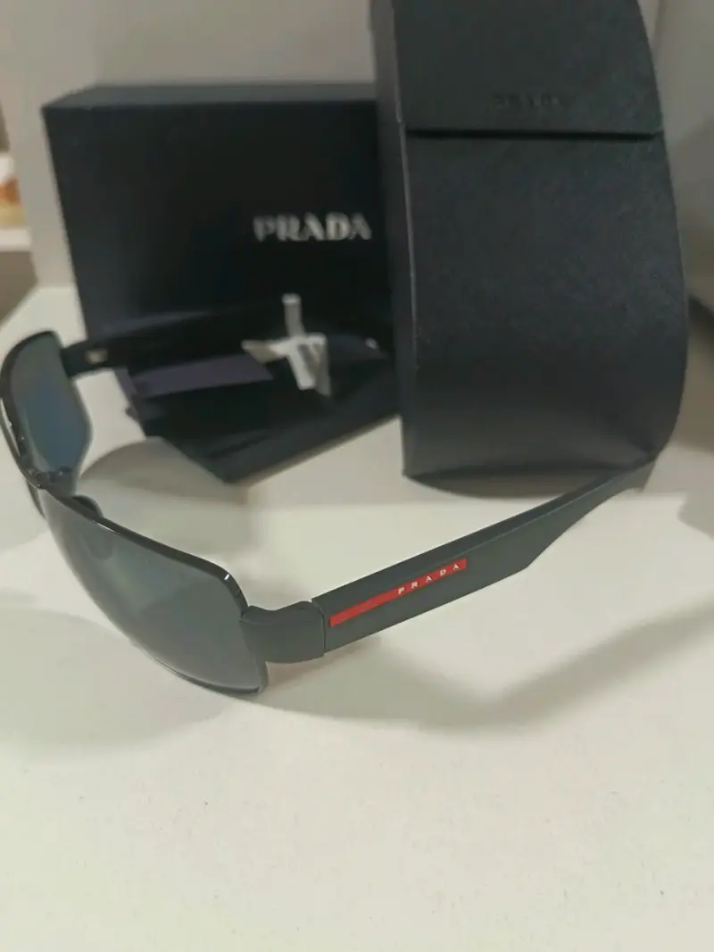 Gafas de sol Prada negras modernas, línea rosa - 4