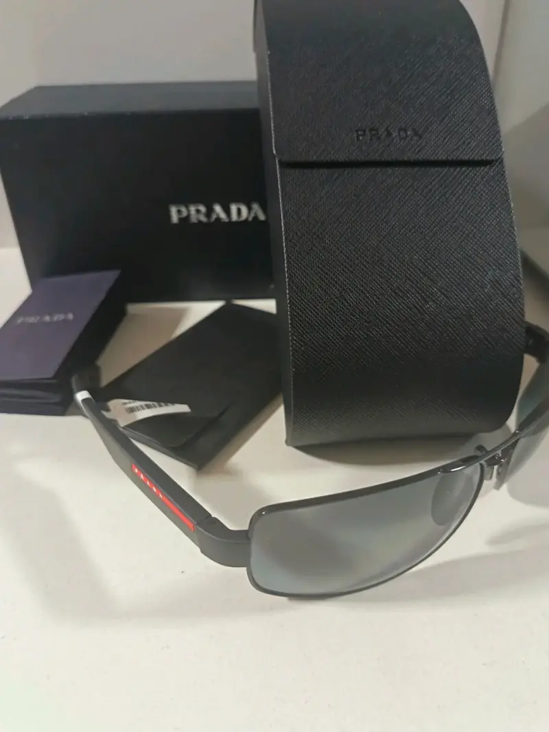 Gafas de sol Prada negras modernas, línea rosa - 5