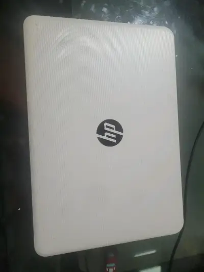 Laptop HP blanca en buen estado - miniatura 1
