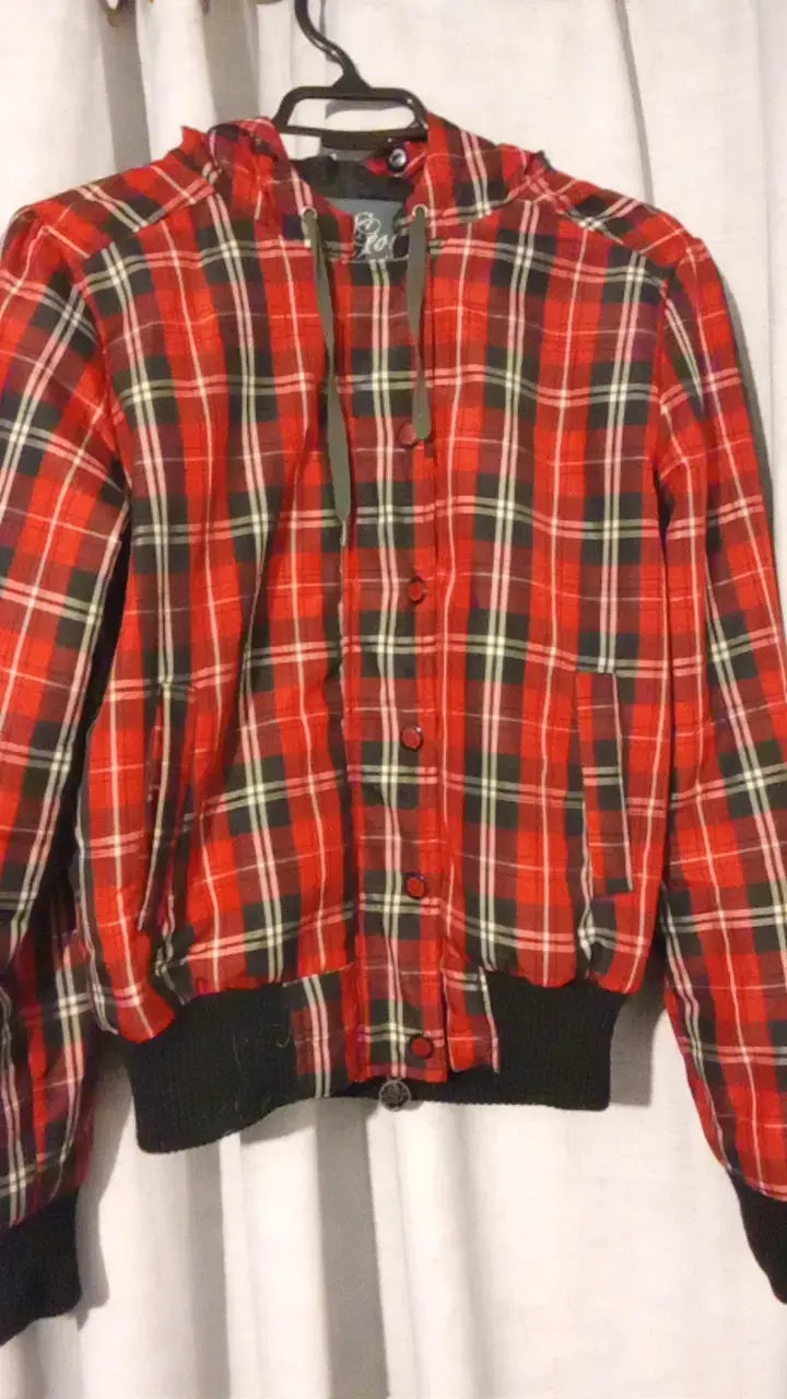 Chaqueta de cuadros roja con capucha