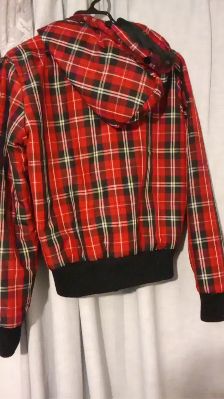 Chaqueta de cuadros roja con capucha - 3