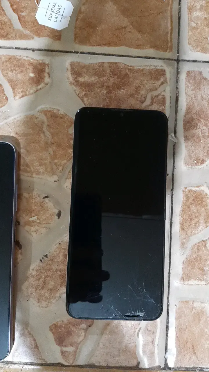Smartphone con pantalla dañada - 1