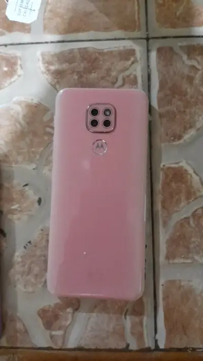Smartphone con pantalla dañada - miniatura 2