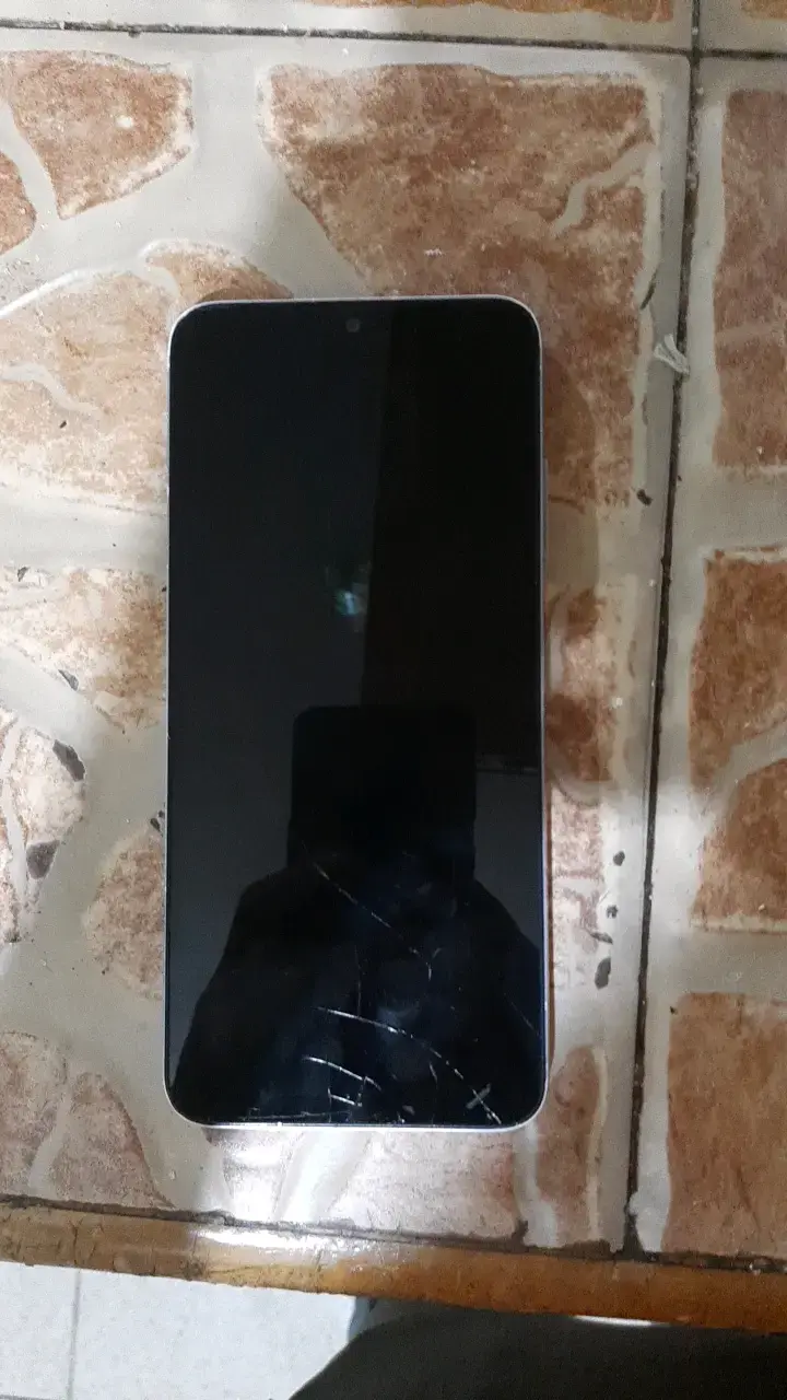 Smartphone con pantalla dañada - 3