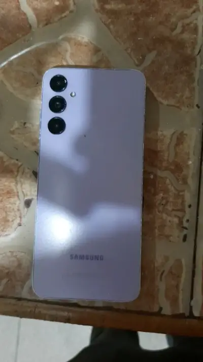 Smartphone con pantalla dañada - miniatura 4