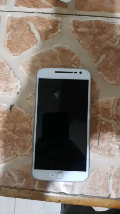 Smartphone con pantalla dañada - miniatura 5