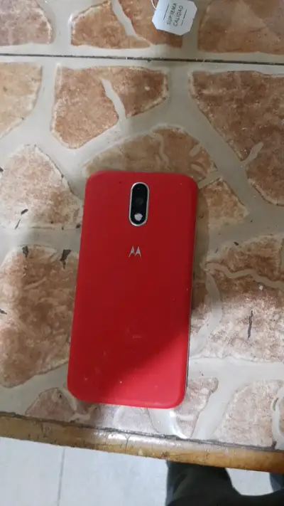 Smartphone con pantalla dañada - miniatura 6