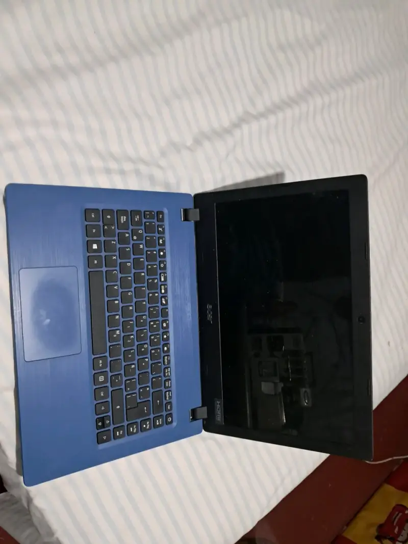 Notebook Acer azul en buen estado - 1