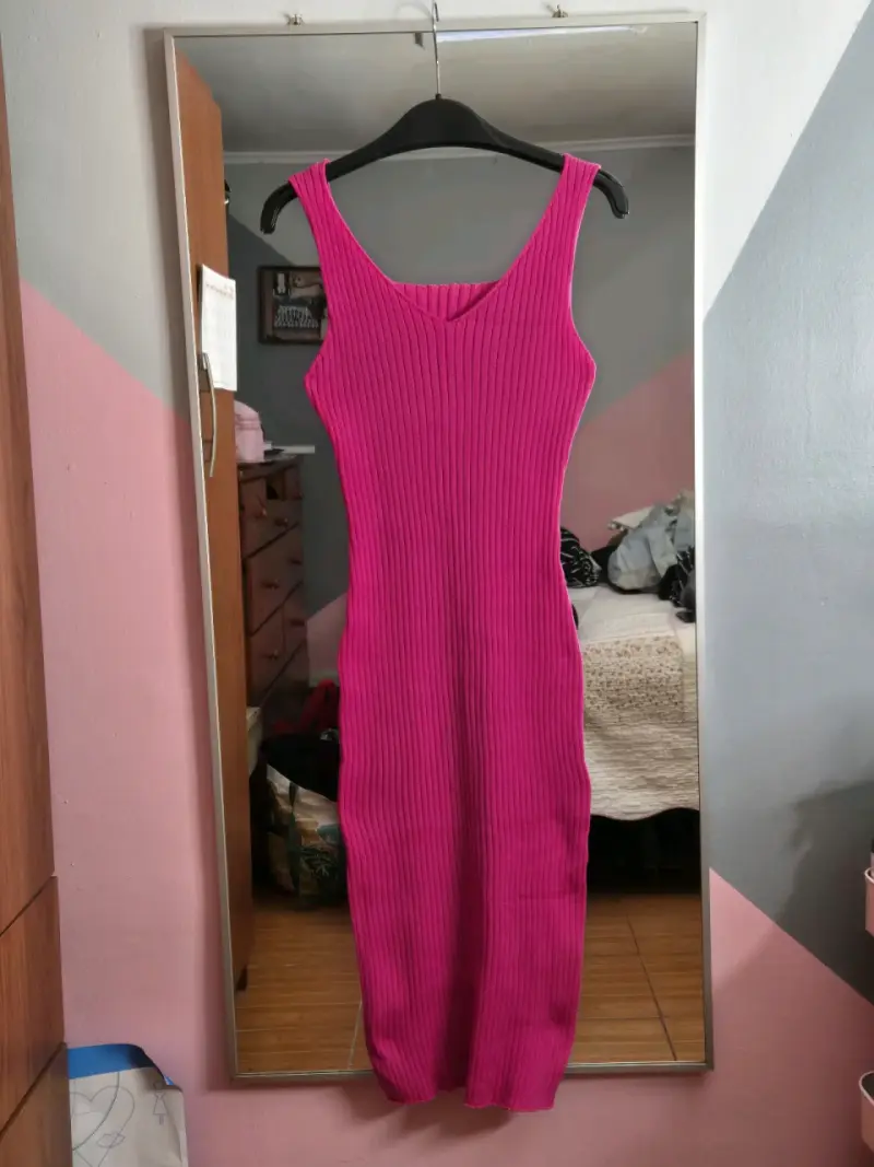 Vestido ajustado fucsia sin mangas