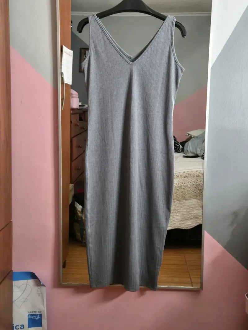 Vestido gris sin mangas de canalé