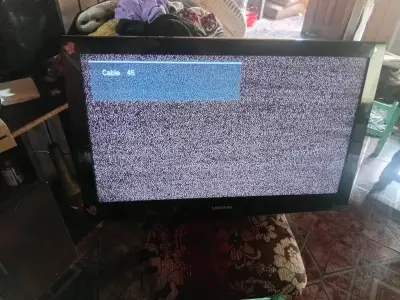 Televisor Samsung con pantalla de 32 pulgadas - miniatura 1